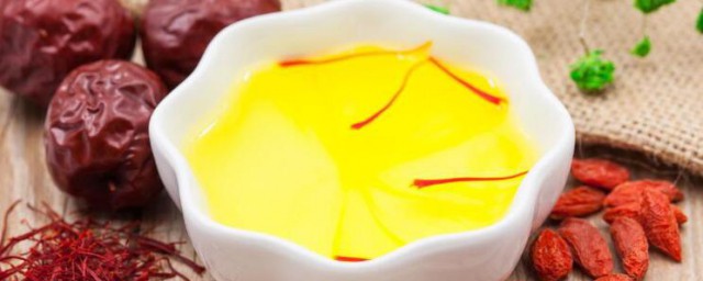 藏红花可不可以和玫瑰花一起泡(藏红花和玫瑰花可以泡在一起喝吗)