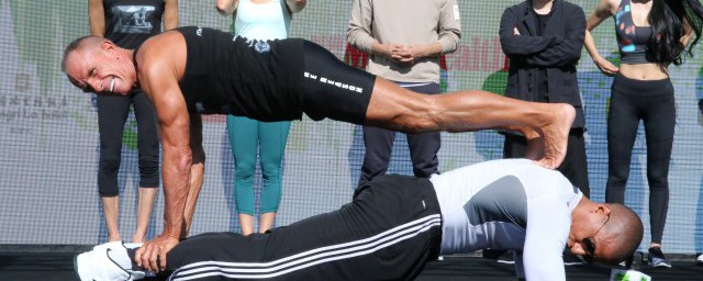 做平板支撑需不需要穿鞋(平板支撑光脚还是穿鞋)