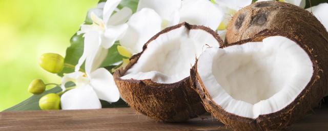 椰子汁的颜色(椰子汁的颜色有点黄)