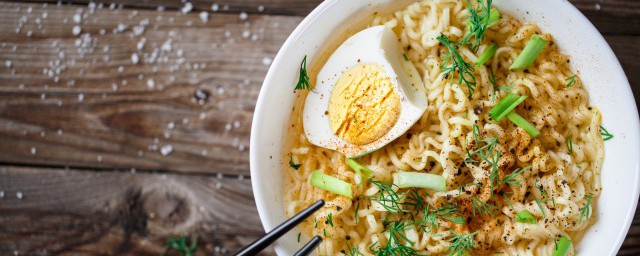 炒方便面放多少油合适(方便面要怎么炒才好吃)