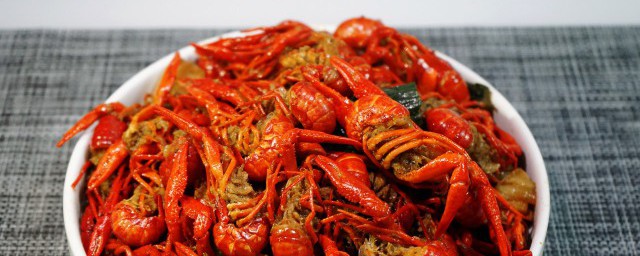 麻辣小龙虾可以配哪些副菜(麻辣小龙虾里面加什么配菜好吃?)