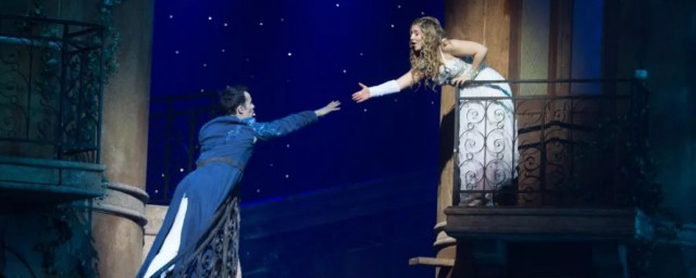 关于罗密欧与朱丽叶故事梗概(概述罗密欧与朱丽叶的故事情节)