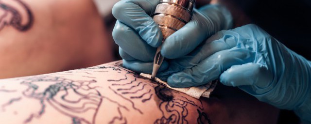 盘点夏天纹身注意事项(夏天刚纹身完要注意什么)