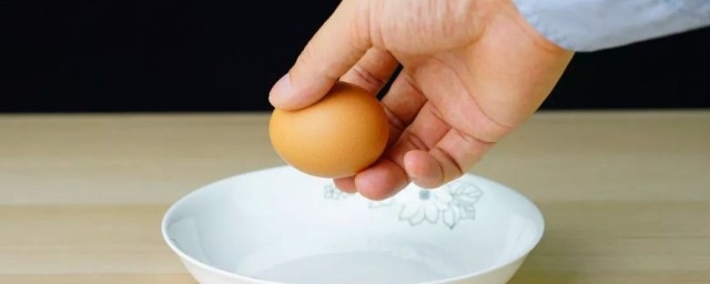 银戒指放到无蛋黄的鸡蛋里会变色的原因(银戒指放在鸡蛋里变成绿色)