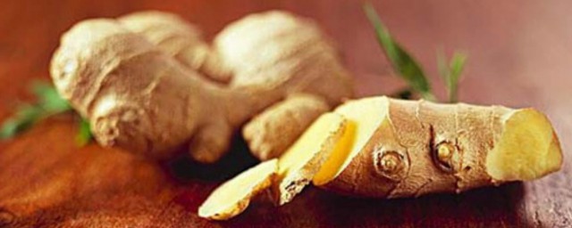 生姜涂脚底的益处(用生姜擦脚底有什么效果)