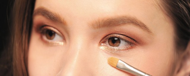 人在说谎时眼神朝哪个方向(说谎的人眼睛会向哪个方向看)