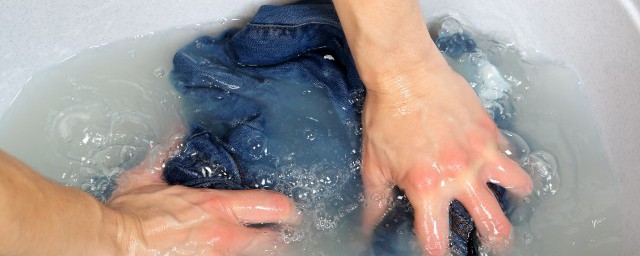 丝绸衣服如何洗涤保养(丝绸怎样洗涤)