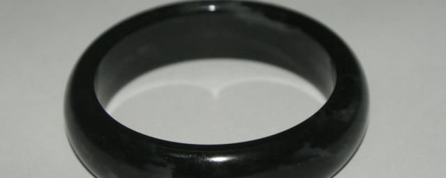 墨玉有佩戴有哪些注意事项(墨玉能带吗)