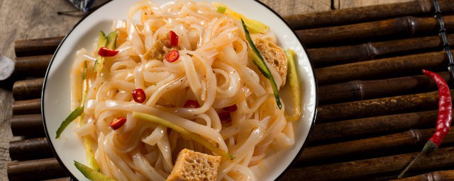 自制凉皮的家常做法步骤(自己做凉皮的家常做法)