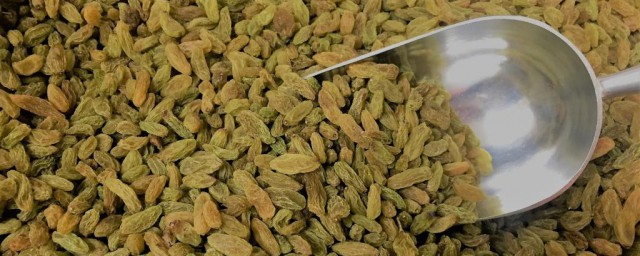 葡萄干绿色变深棕色还能不能吃(绿色的葡萄干变色了还能吃吗)