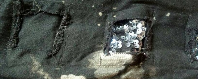 黑裤弄到漂白水的解决方法(如果漂白水不小心甚到黑色裤子该怎么办)