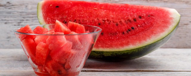 鲜榨西瓜雪梨汁的做法(苦瓜雪梨汁做法)