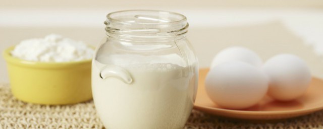 晚上能不能喝牛奶解析(晚上可以喝牛奶)