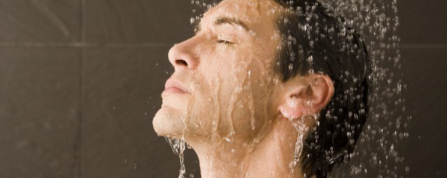 吃完饭能不能马上洗澡(吃完饭能不能马上洗澡百度知道)