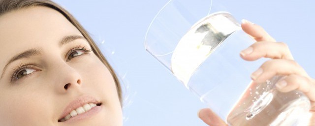 水里有黑色蠕动的虫子是什么啊(自来水里有黑色蠕动的虫子)