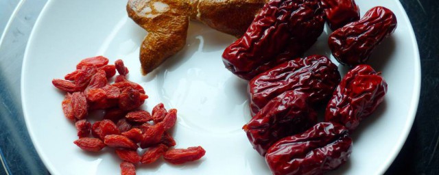 山楂红枣枸杞泡水禁忌有哪些(山楂枸杞泡水的禁忌)