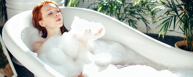 来月经能洗澡吗(第一天来月经能洗澡吗)