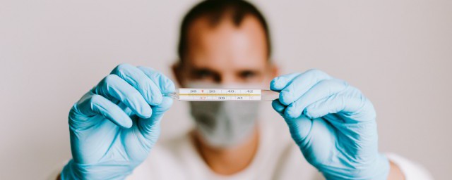 如何判断自己中暑(怎么判断自己中暑)