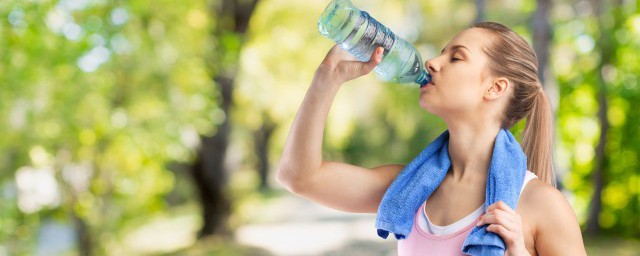 运动后不能马上喝水的原因(为什么运动完以后不能马上喝水)