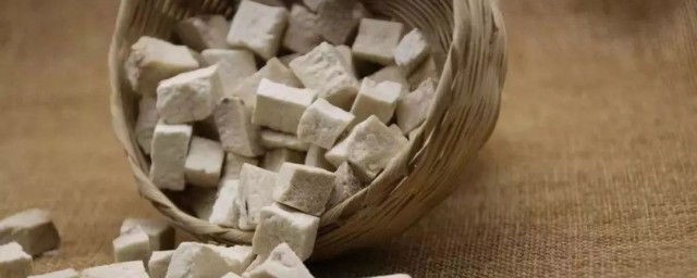 陈皮和茯苓泡水的禁忌有哪些(陈皮茯苓泡水喝的功效和禁忌)