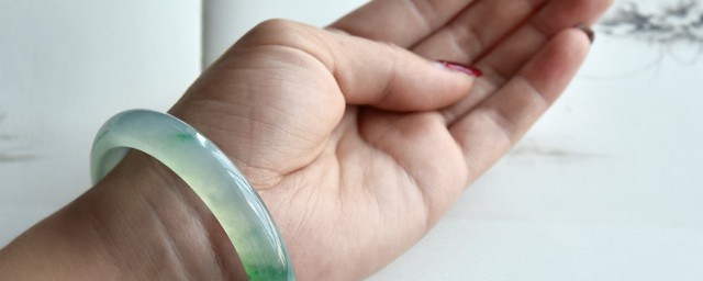 佩戴玉器的规矩和禁忌是什么(佩戴玉的讲究)