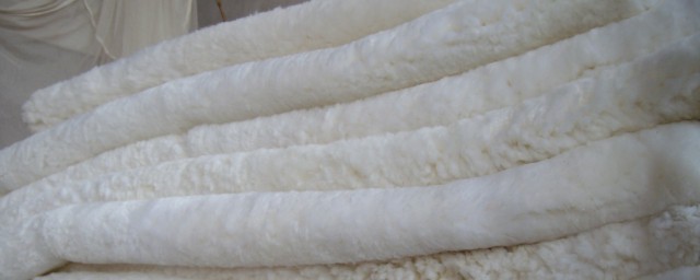 羊剪绒清洗和保养方法(羊剪绒洗涤保养方法)