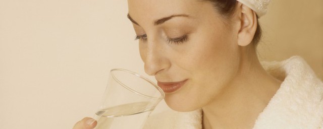 关于体检前不能喝水的原因(体检前是不是不能喝水)