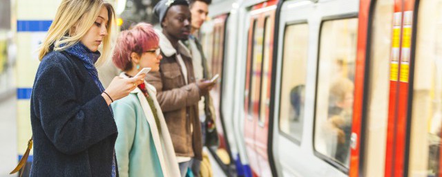 为啥地铁上不能喝水(地铁里为什么不能喝水)