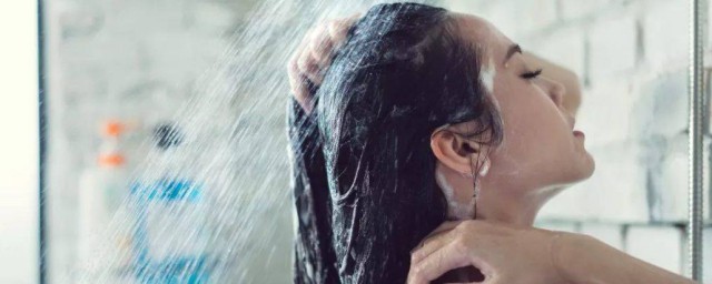 坐月子可以洗头吗(女人坐月子可以洗头吗)