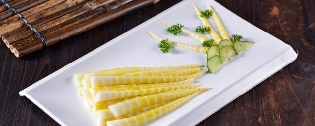 竹笋为啥要泡在水里(竹笋为什么要煮过后还要放水里泡)