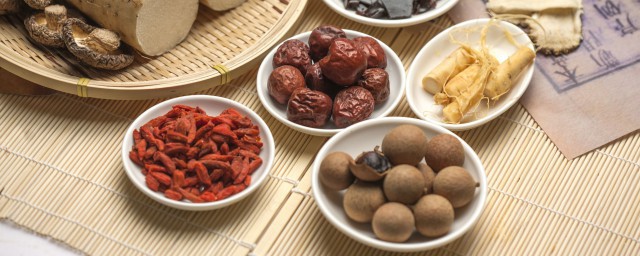 桂圆枸杞红枣泡水禁忌是什么(红枣枸杞桂圆用开水泡吗)