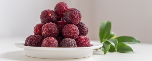 杨梅泡酒黑的更好吗(杨梅酒变黑还可以喝吗)