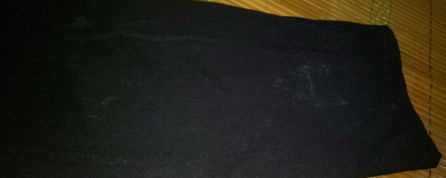 黑色玻璃胶弄到衣服上去除方法(黑色玻璃胶弄衣服上怎么去除)