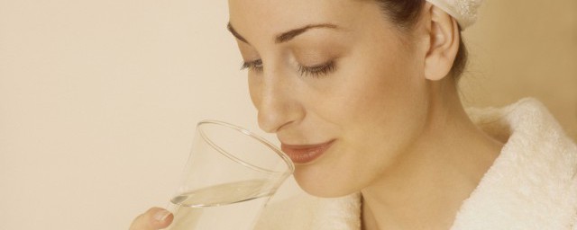 第二天抽血前一天多久不能喝水(第二天抽血化验前一天能不能喝水)