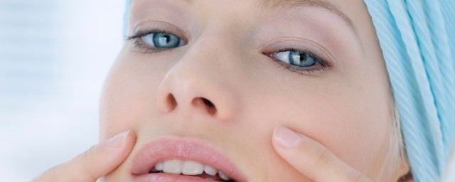 如何解决脸上出油多的原因(脸上出油很多怎么办怎么从根本上解决)