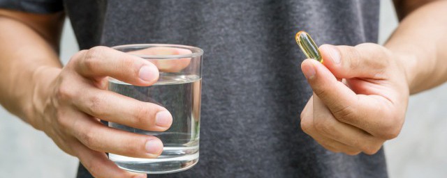 鱼油不能和什么东西一起吃(鱼油和鱼可以一起吃吗)