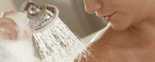 月经期间可以洗澡吗(月经期间可以洗澡洗头发吗)