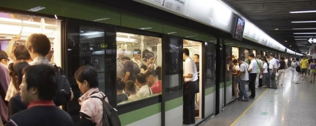 地铁能不能穿拖鞋(地铁能穿拖鞋么)