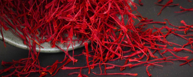 红花泡水禁忌是什么(红花要开水泡吗)
