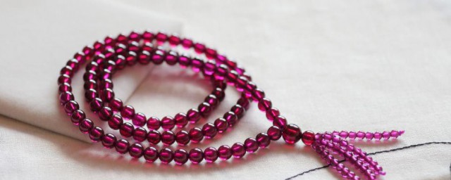 佩戴石榴石项链注意事项介绍(佩戴红石榴石手链的禁忌)