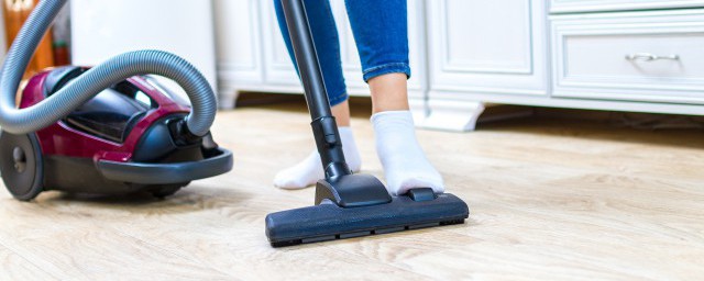 怎么清洁木地板(怎么清洁木地板缝隙的灰尘)