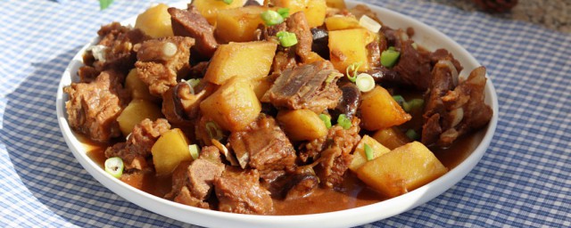 土豆炖排骨怎么做(芸豆土豆炖排骨怎么做)