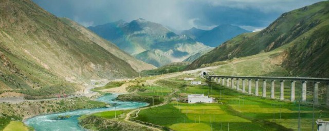 青藏铁路起止点是在哪里(青藏铁路起始点分别是?)