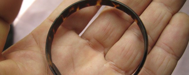 玳手镯佩戴注意事项(长期佩戴玳瑁功效戴帽手镯)