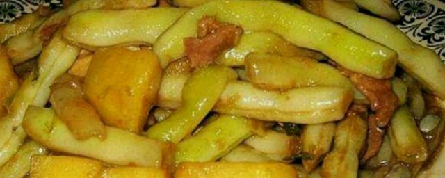土豆焖豆角的做法分享(炖土豆豆角的家常做法)