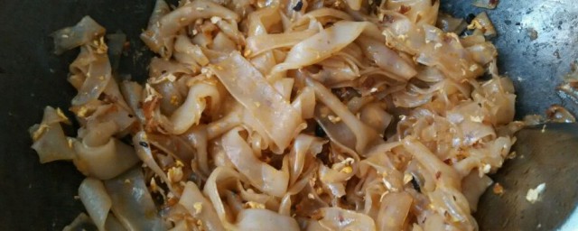 炒凉皮的做法分享(炒凉皮的做法家常做法窍门)