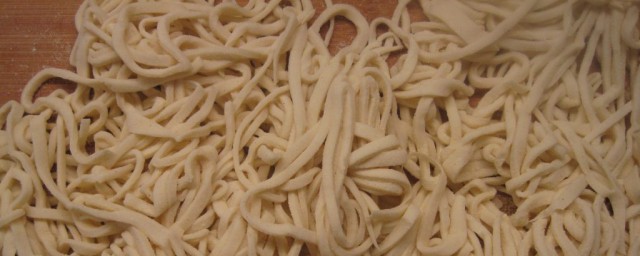 擀面条的做法介绍(擀面条步骤图片)