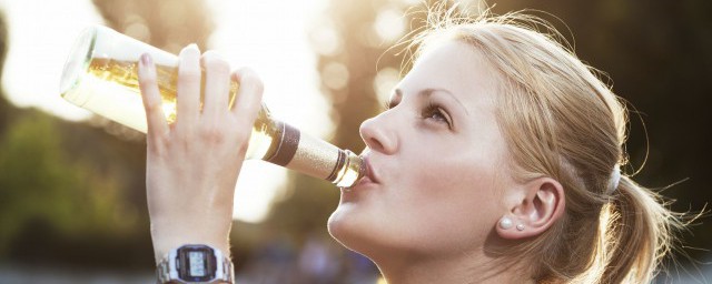 跑完步喝水注意事项(跑完步该怎么喝水)