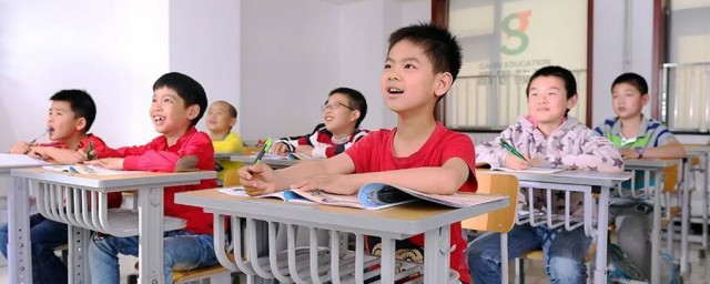 白梅古诗拼音版原文翻译(白梅诗的拼音)