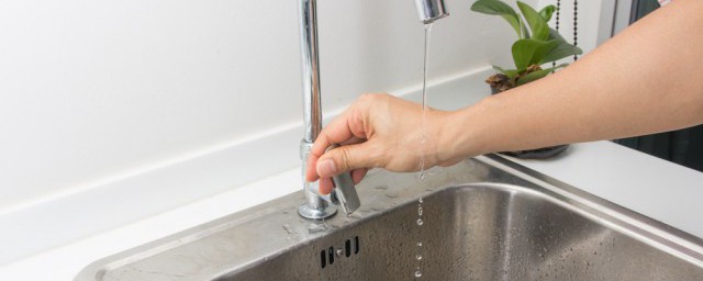 吃饭时能不能喝水呢(吃饭时能喝水不?)